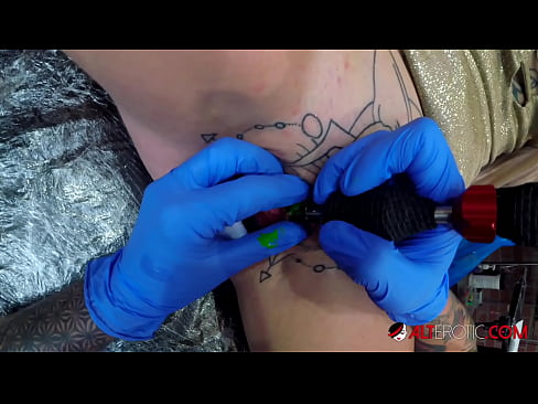 ❤️ Extremt tatuerade snyggingen Sully Savage fick en tatuering på sin klitoris ❤ Anal video at sv.sexvideosex.top ﹏